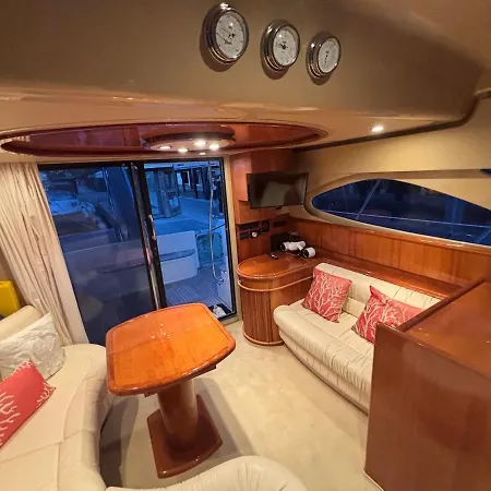 ספינת מלון Unique Aboard A Boat פורטו-וישיו
