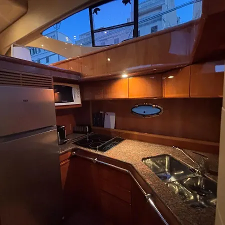 ספינת מלון Unique Aboard A Boat *