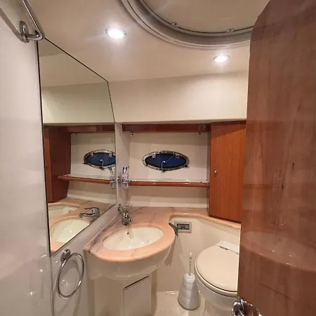 Unique Aboard A Boat ספינת מלון *