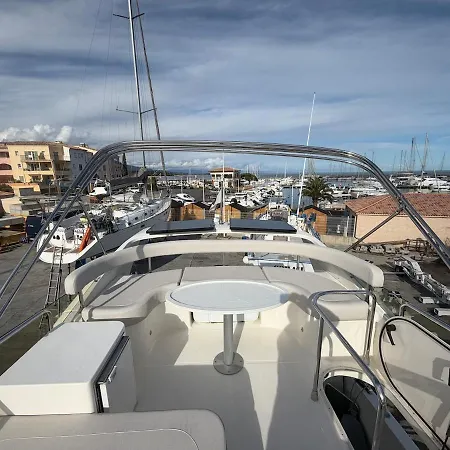 Unique Aboard A Boat ספינת מלון *
