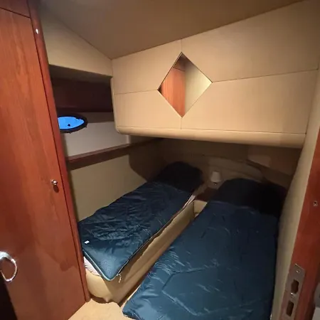 ספינת מלון Unique Aboard A Boat פורטו-וישיו