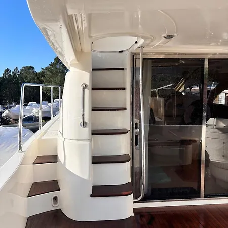 ספינת מלון Unique Aboard A Boat