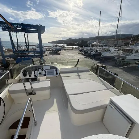 Unique Aboard A Boat ספינת מלון *